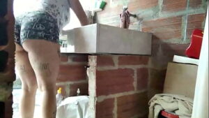 Tia gostosa dando um boquete no sobrinho dotado no quintal