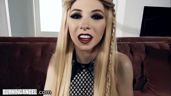 Pornovideo mit Blondine