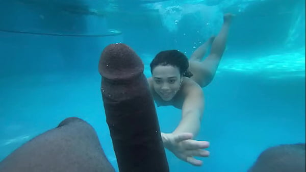 Chica joven tiene sexo con un negro bajo el agua