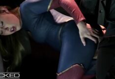 Safada vestida de supergirl tomou cacete grande na bucetinha