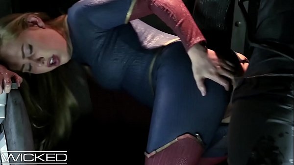 Una ragazza porca vestita da supergirl prende un grosso cazzo nella figa