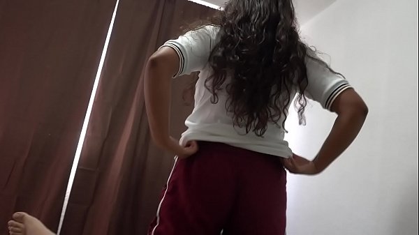 Una giovane studentessa salta la lezione per scopare sexy