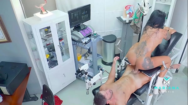 Татуированная извращенка отдает свою киску врачу