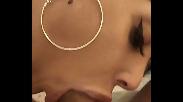 Sexo oral no xvideos com novinha morena linda