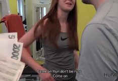 Chica joven teniendo sexo con un extraño dentro del gimnasio