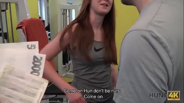 Молодая девушка занимается сексом с незнакомцем в спортзале