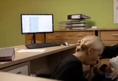 Blonde Sekretärin legt sich im Büro mit ihrem Chef an