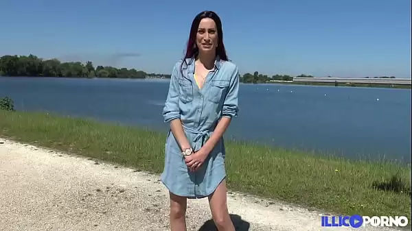 Она дала свою задницу посреди озера