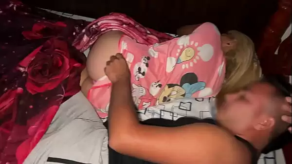 Ha svegliato la sua ragazza bionda per farle sedere il cazzo addosso